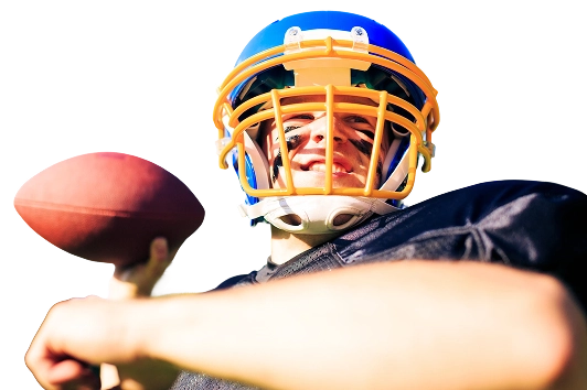 Un joueur de football américain portant un casque bleu et jaune sourit alors qu'il se prépare à lancer un ballon. Il a le visage peint en noir et porte un maillot noir. Journée ensoleillée et lumineuse.