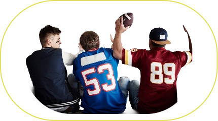 Trois hommes vêtus de maillots de sport sont assis sur un canapé et regardent un match de football à la télévision. Ils applaudissent avec enthousiasme ; l'un d'eux tient un ballon de football, un autre a un doigt en mousse.